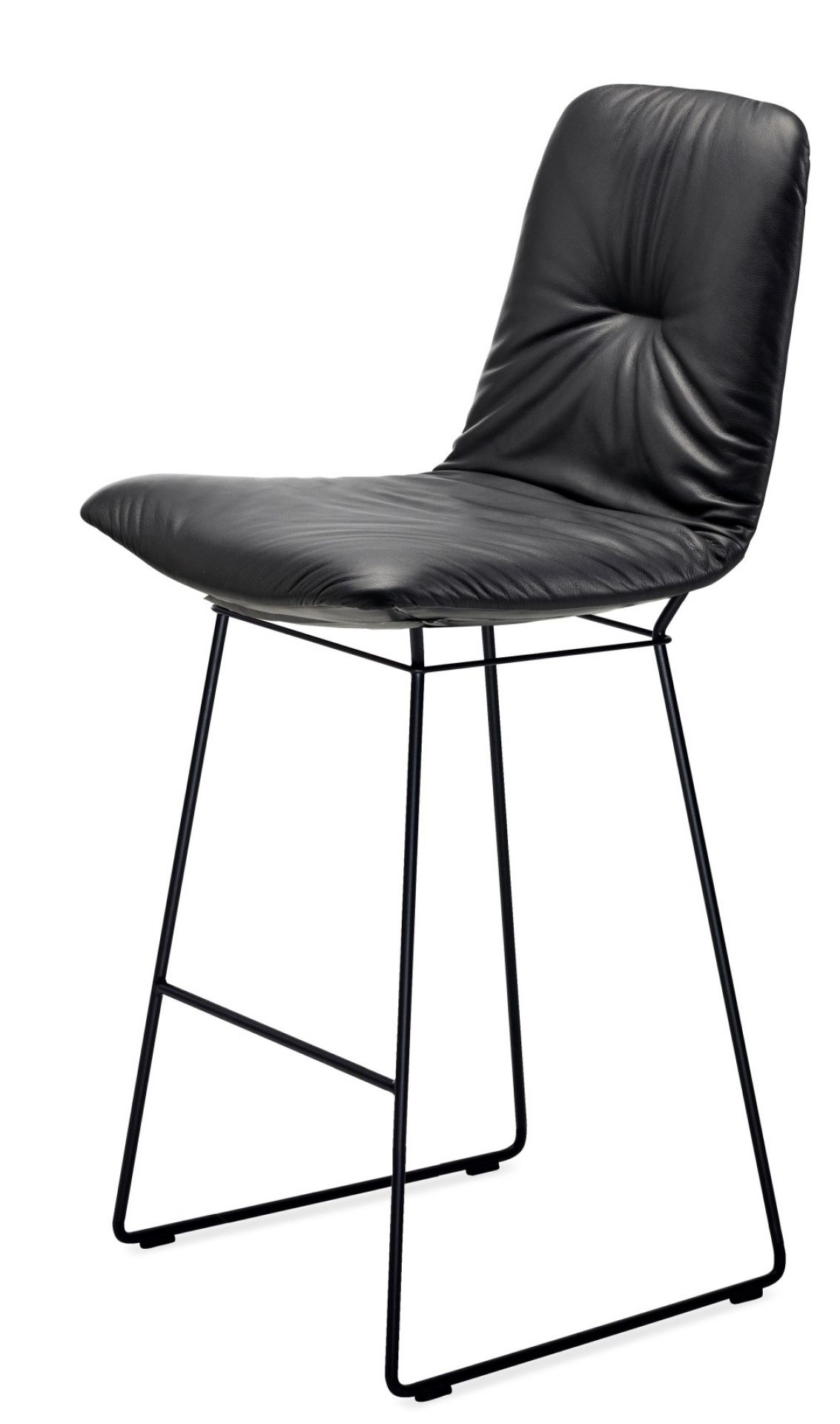 Schwarzer Leya Counterstool Barhocker von Freifrau Manufaktur mit Lederbezug und filigranem Metallgestell.